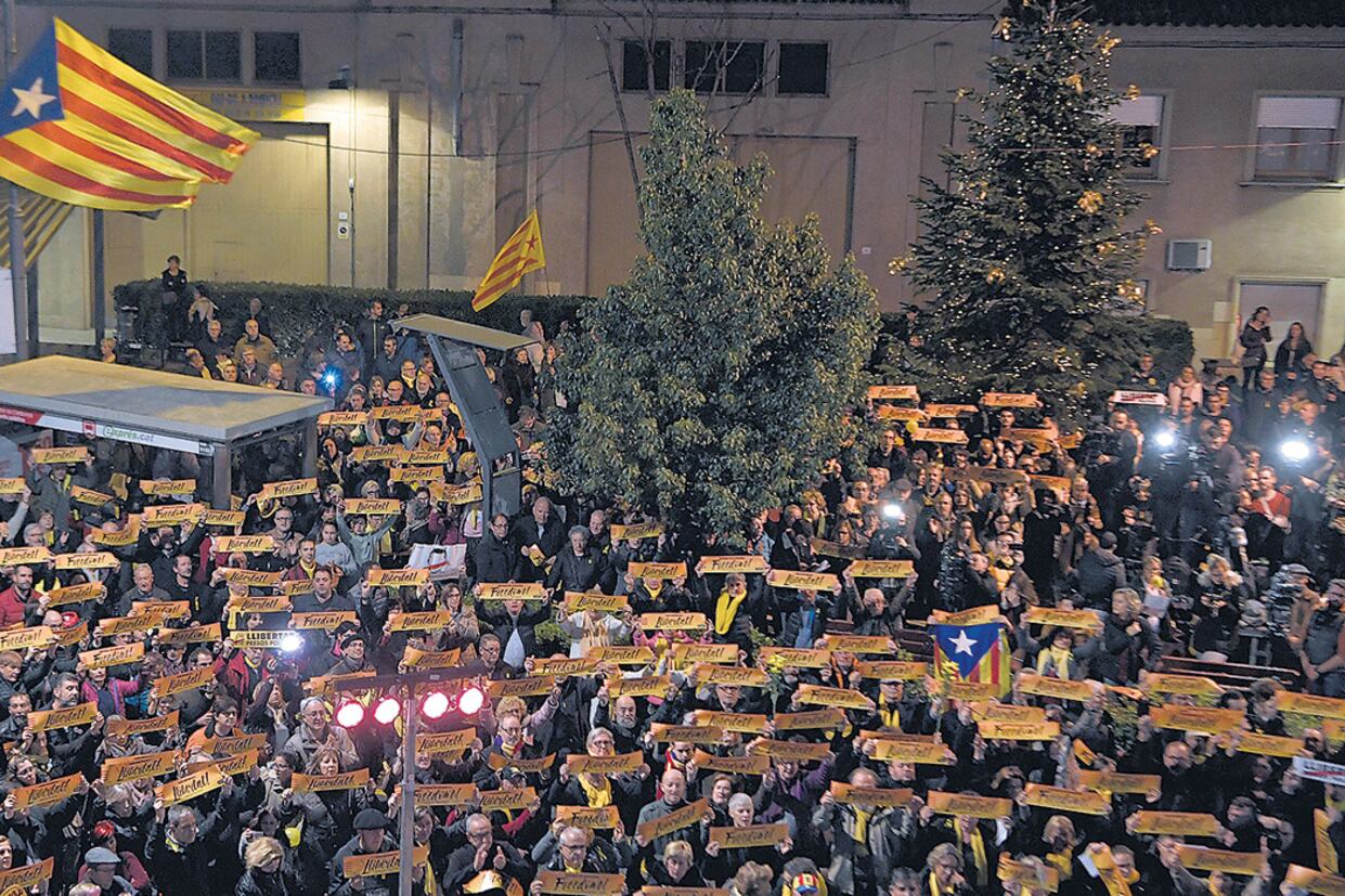 Manifestantes exigían la libertad de los presos políticos anteayer en Sant Vicenc dels Horts, cerca de Barcelona.