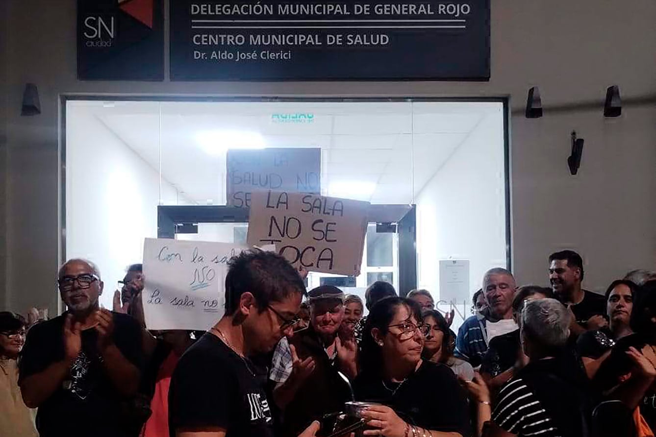 Trabajadores protestan en el centro municipal de salud de General Rojo.