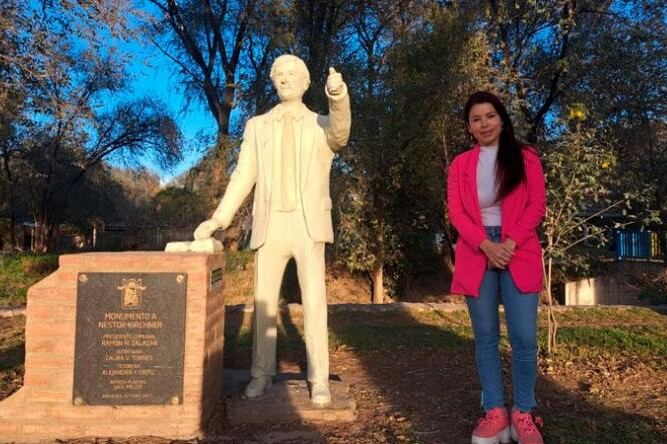 Contini junto a la estatua de Néstor Kirchner