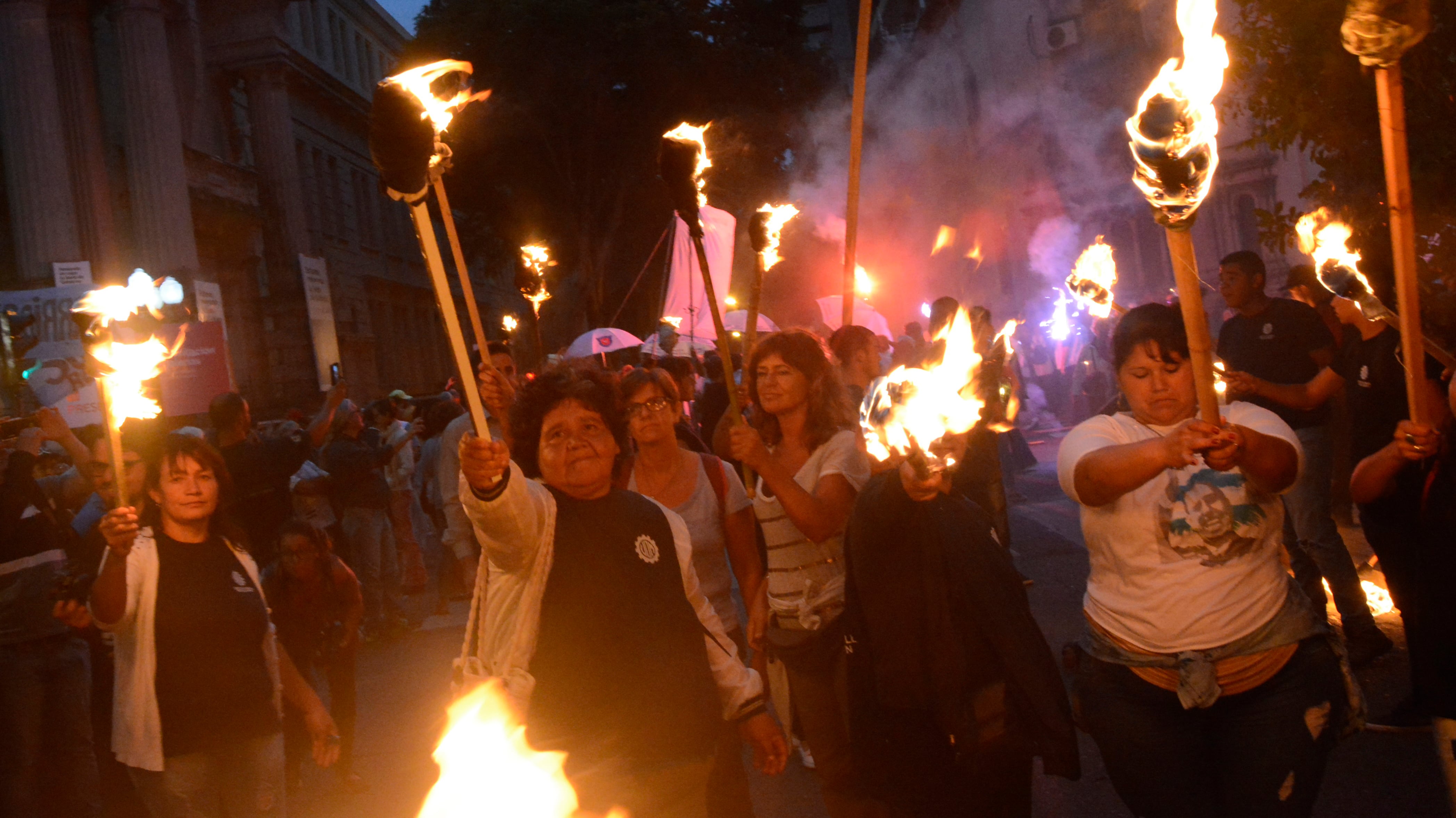 Una multitud de antorchas recorrieron la ciudad de Rosario reclamando el fin del tarifazo.