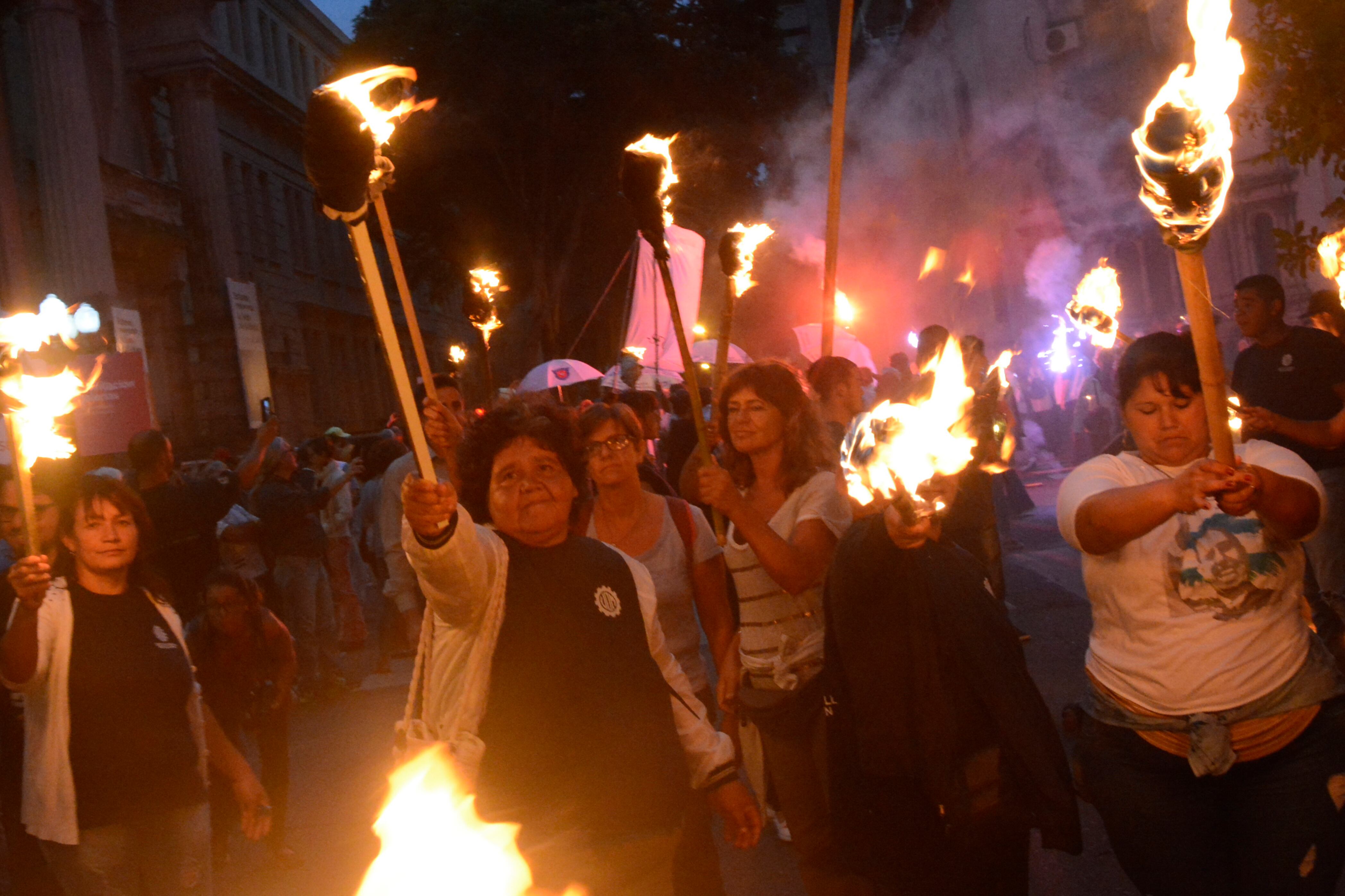Una multitud de antorchas recorrieron la ciudad de Rosario reclamando el fin del tarifazo.