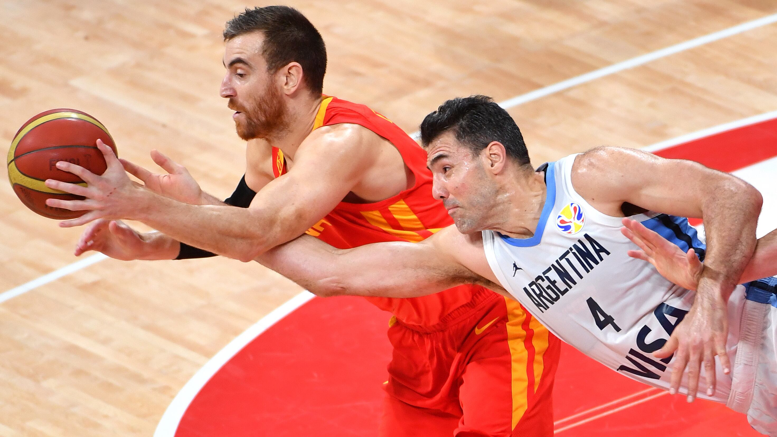 Scola vuela. Esta vez, no fue para volcarla, sino para luchar por el balón.