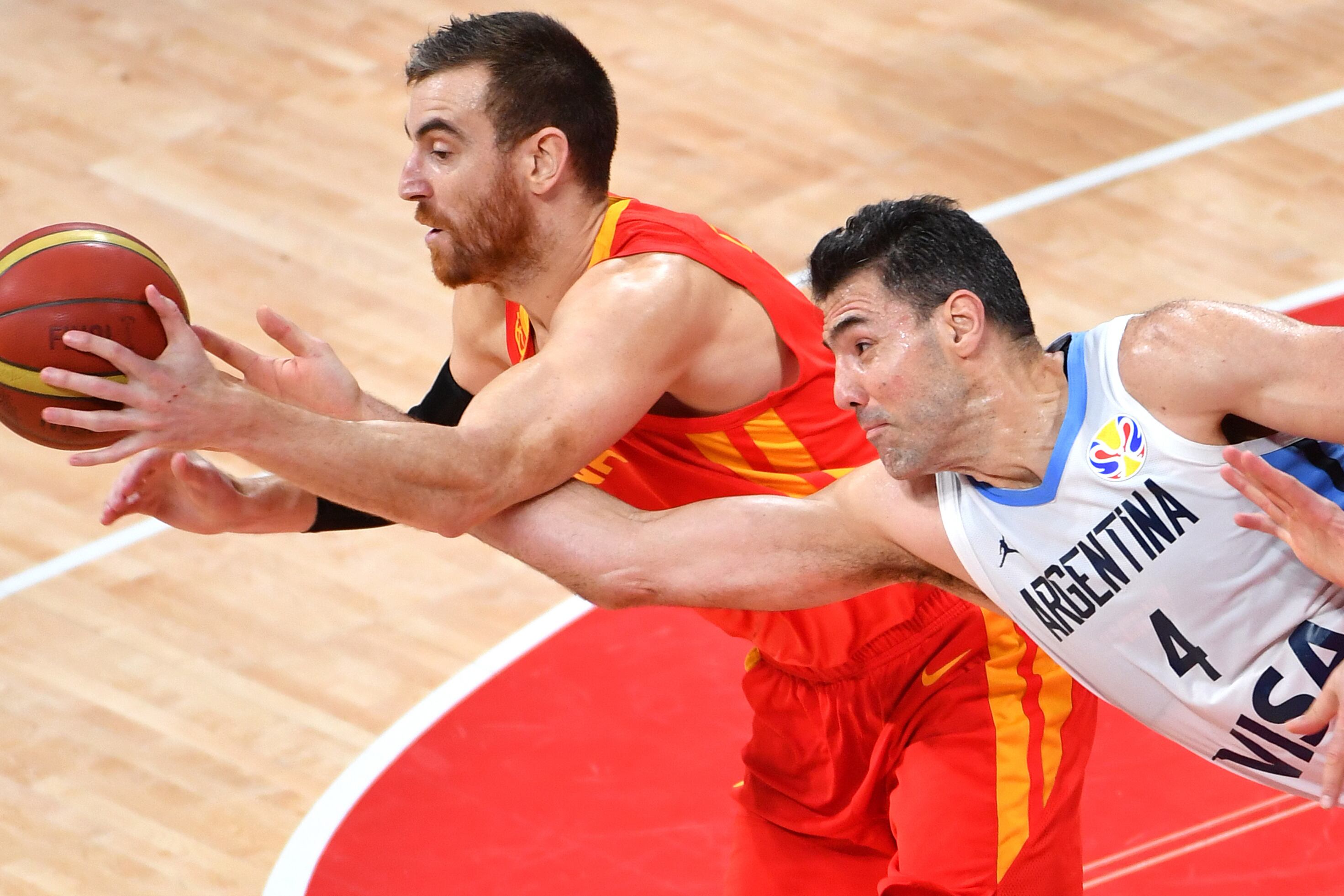 Scola vuela. Esta vez, no fue para volcarla, sino para luchar por el balón.