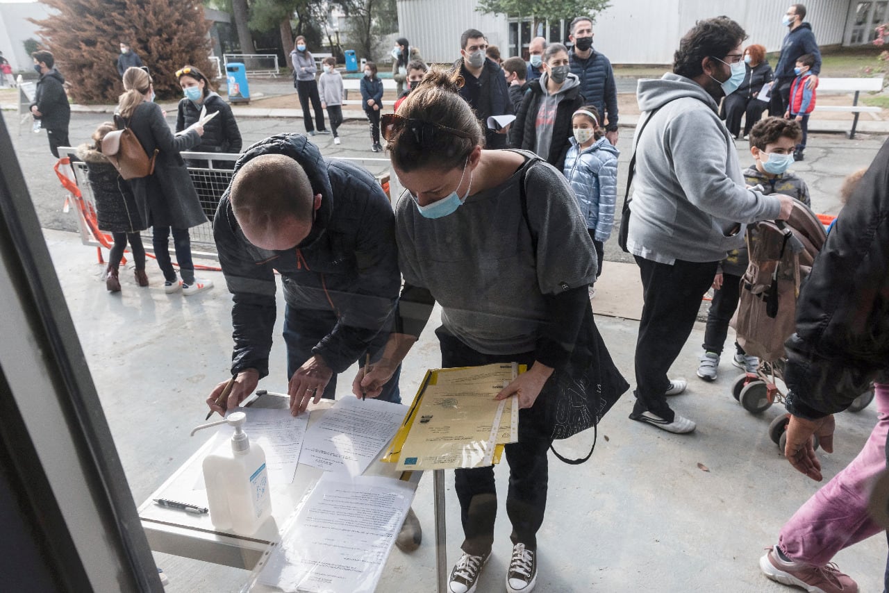 Los chicos reciben su primera dosis contra la Covid-19 en Chipre. 