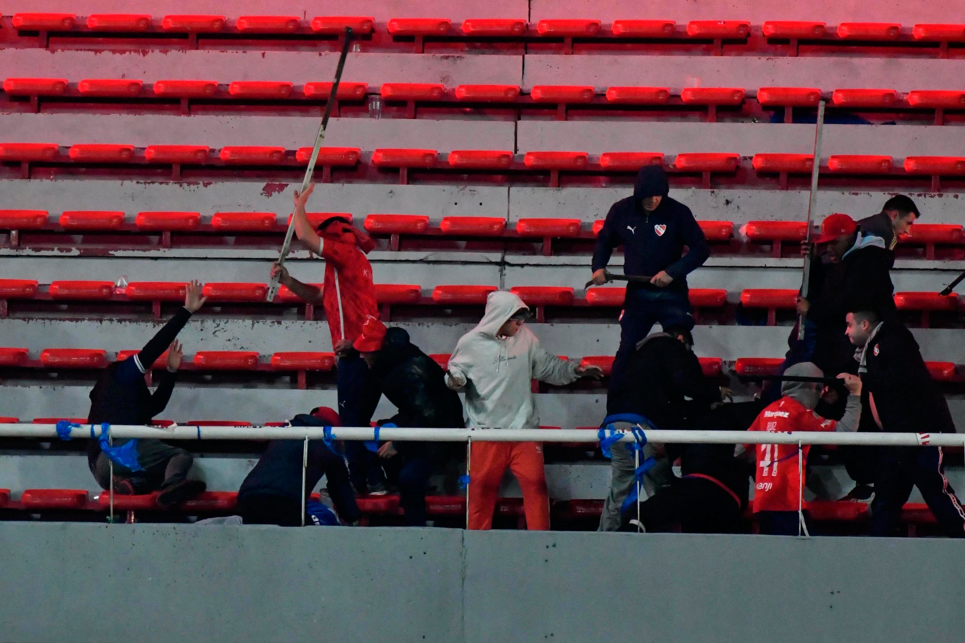 El enfrentamiento en una de las populares del estadio
