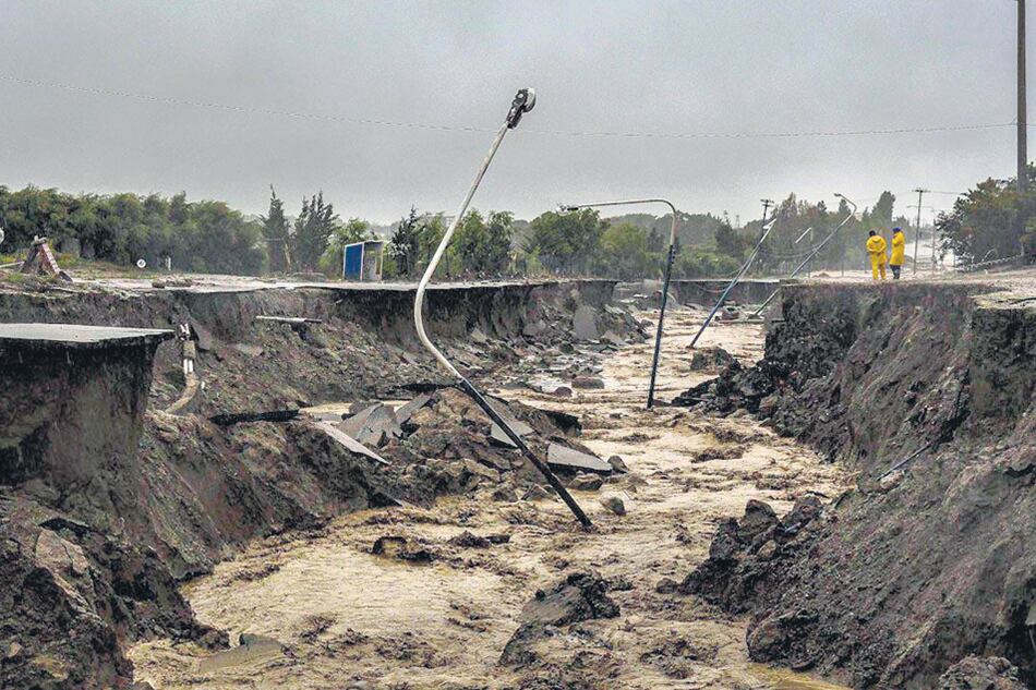 El río de barro y piedra (antes una avenida céntrica) es un ejemplo de los daños sufridos por Comodoro.