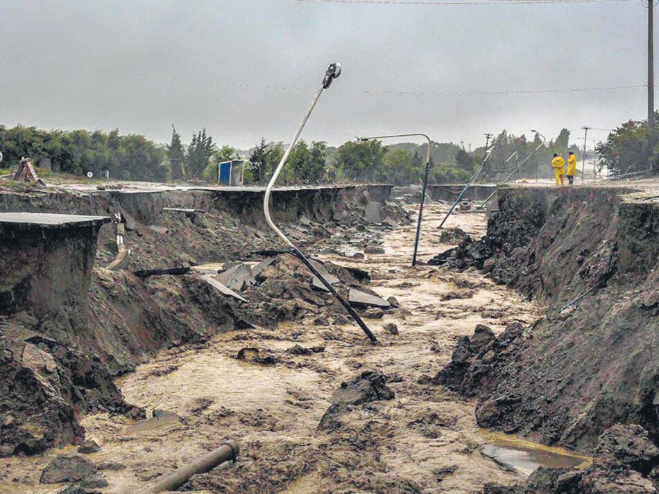 El río de barro y piedra (antes una avenida céntrica) es un ejemplo de los daños sufridos por Comodoro.