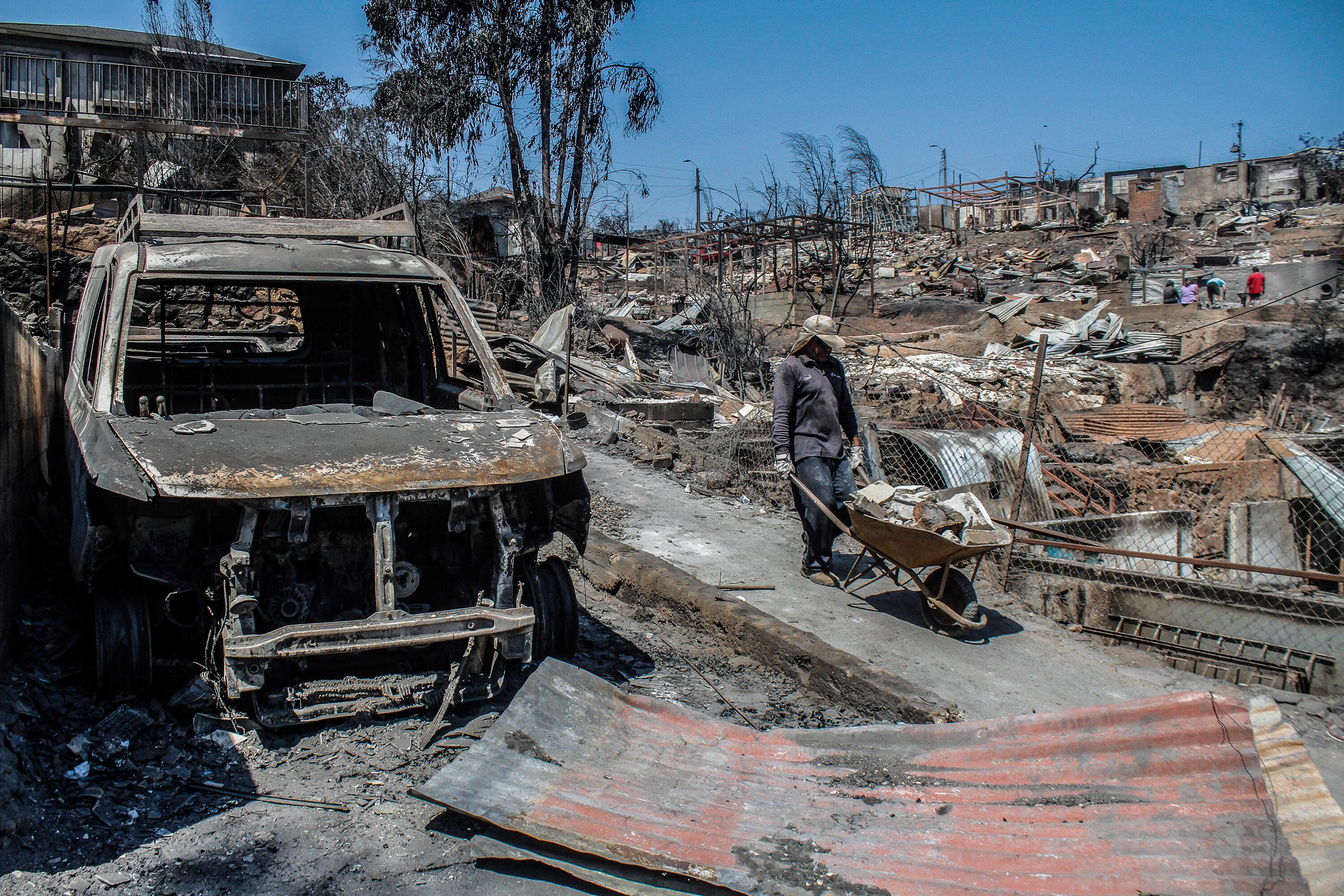 Brigadas de voluntarios ayudan a retirar escombros y chatarra