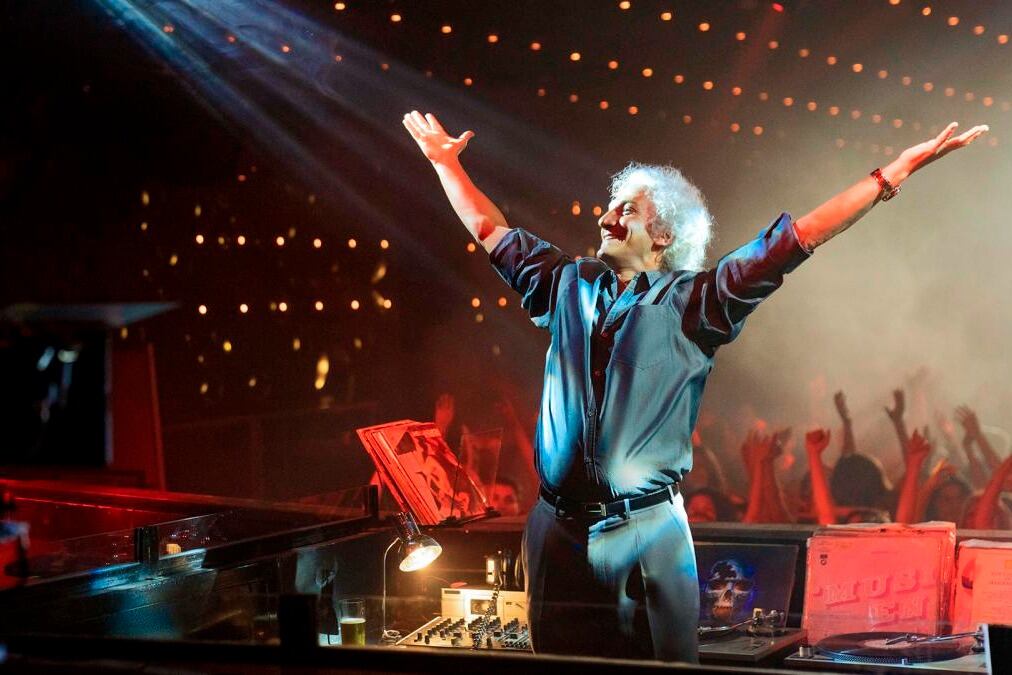 Juan Minujín en la piel de "Guillote", representante de Maradona.