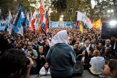 Norma Verméulen con sus 86 años y su pañuelo blanco fue la primera oradora.
