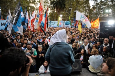 Norma Verméulen con sus 86 años y su pañuelo blanco fue la primera oradora.