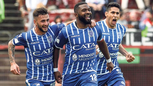 Santiago “Morro” García festeja su segundo gol, el que le dio el triunfo al Tomba.