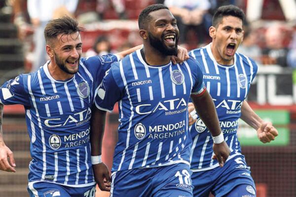 Santiago “Morro” García festeja su segundo gol, el que le dio el triunfo al Tomba.