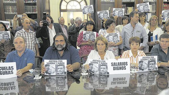 Los gremios docentes bonaerenses reclamaron “salarios dignos” y recuperar lo perdido por la inflación.