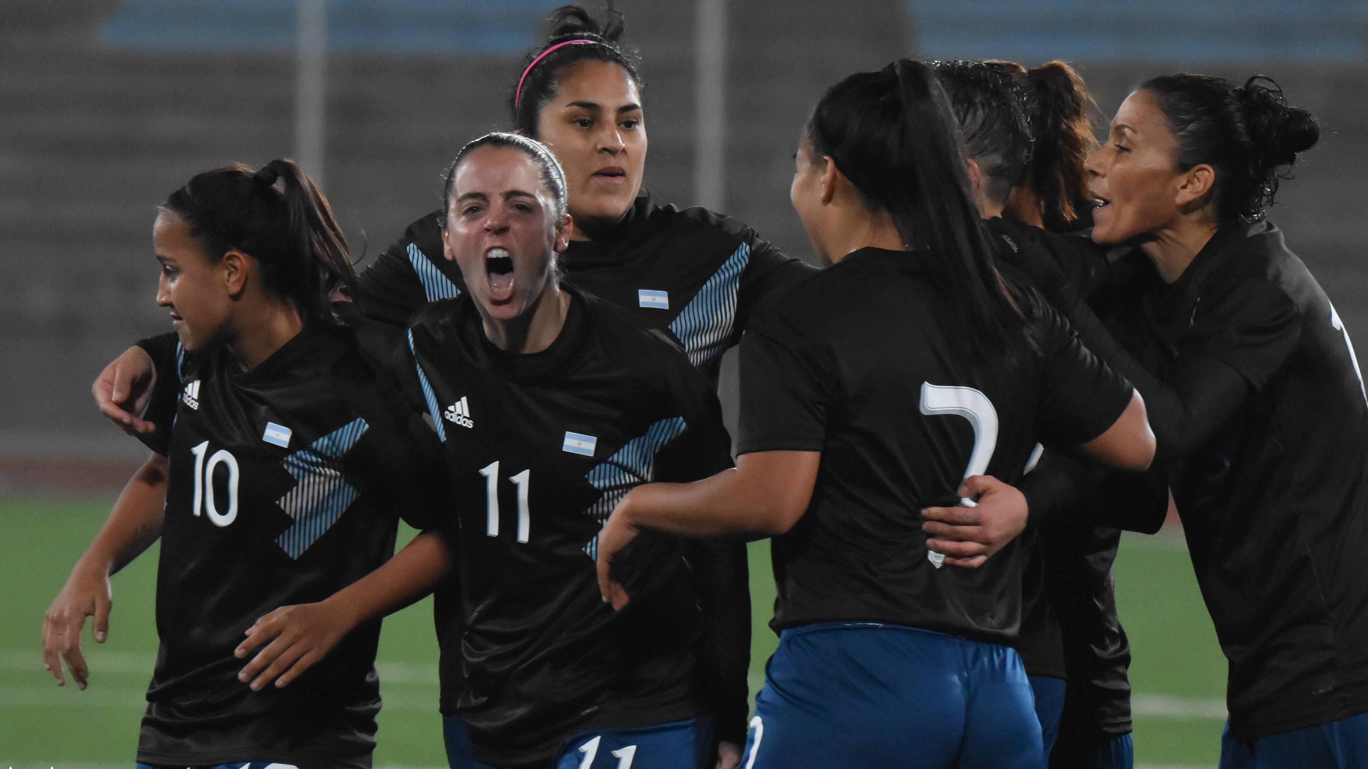 Larroquette festeja uno de sus tres tantos.