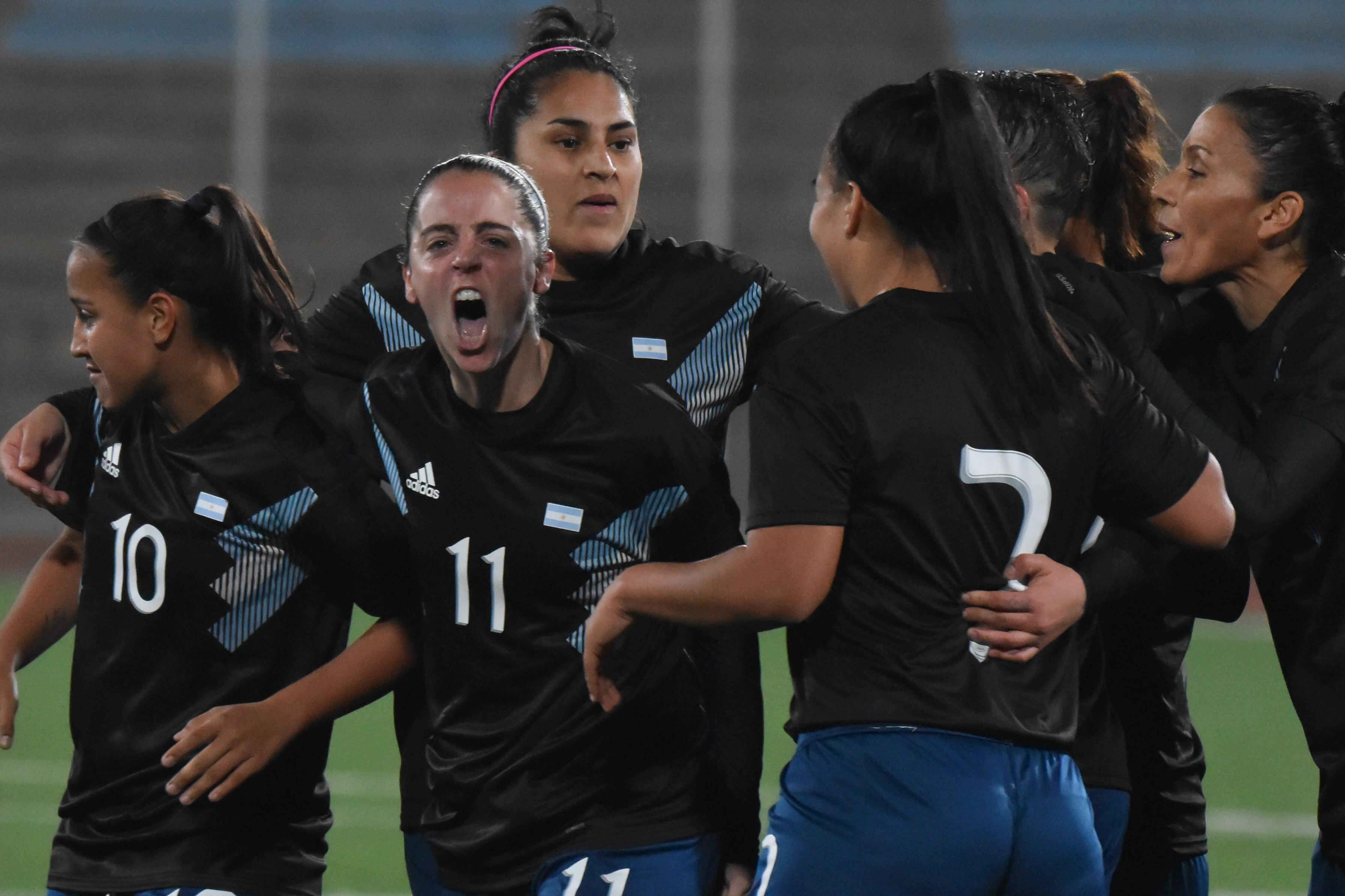 Larroquette festeja uno de sus tres tantos.