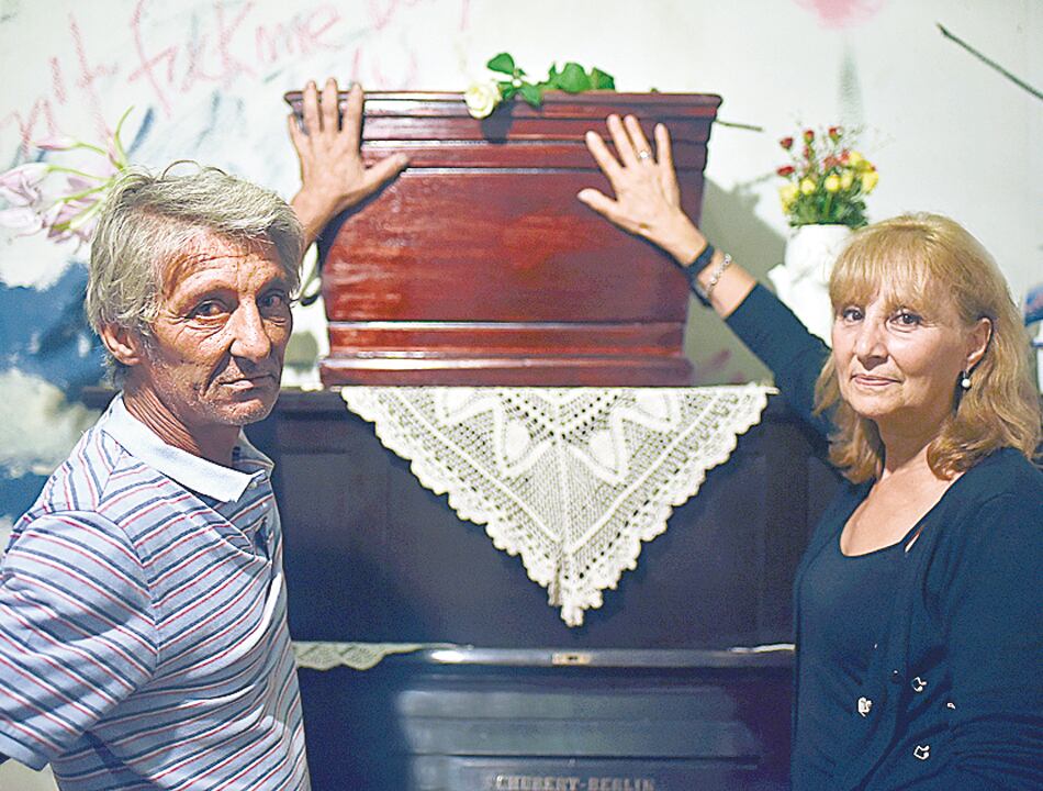 Orlando y Silvia junto a los restos de José Agustín Potenza.