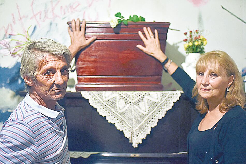 Orlando y Silvia junto a los restos de José Agustín Potenza.