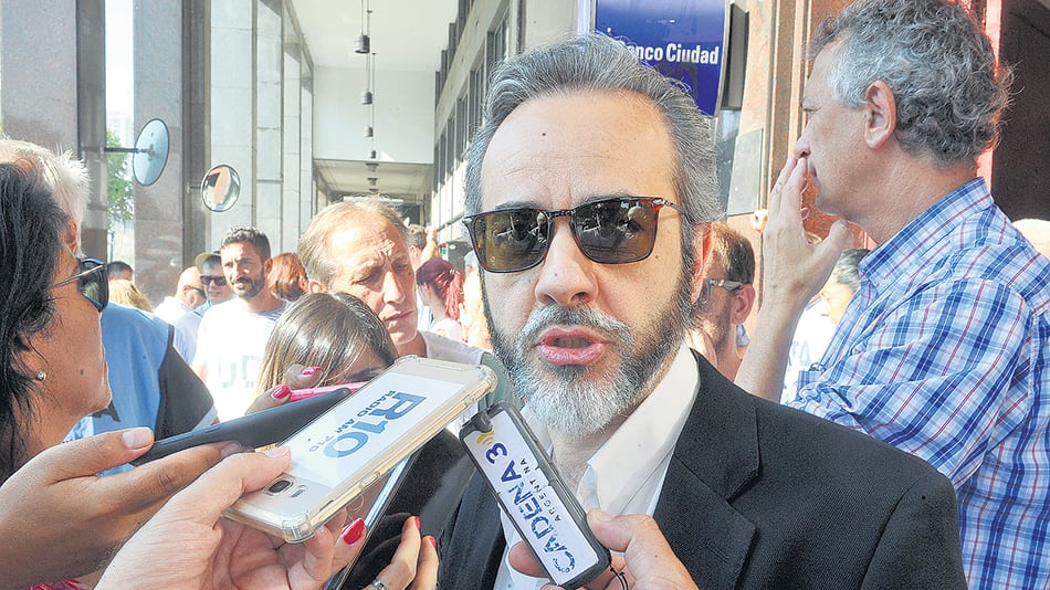“No quieren cláusula gatillo, porque la inflación va a ser mayor al aumento salarial”, advirtió López.