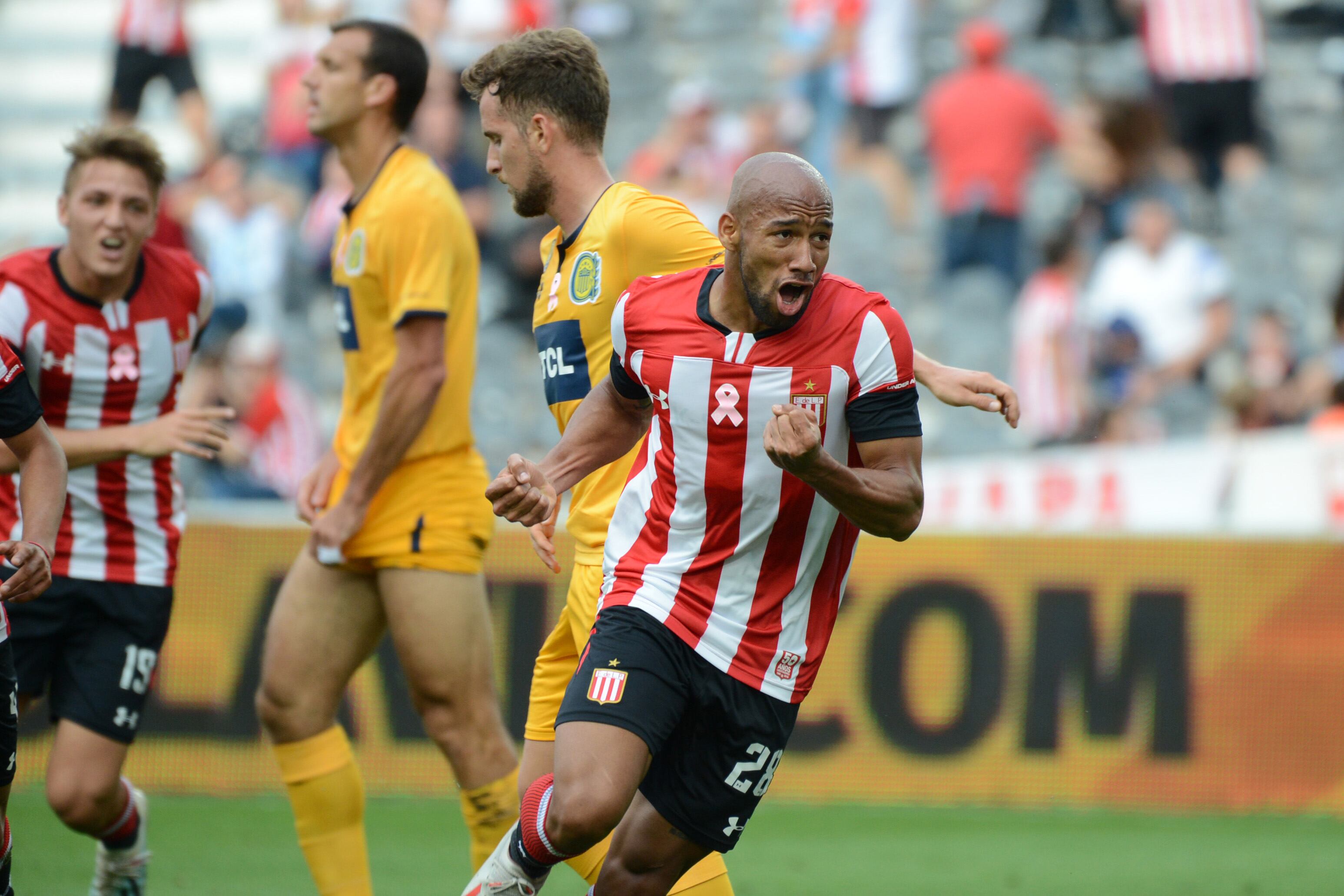 Edwar López inicia el festejo de su gol.