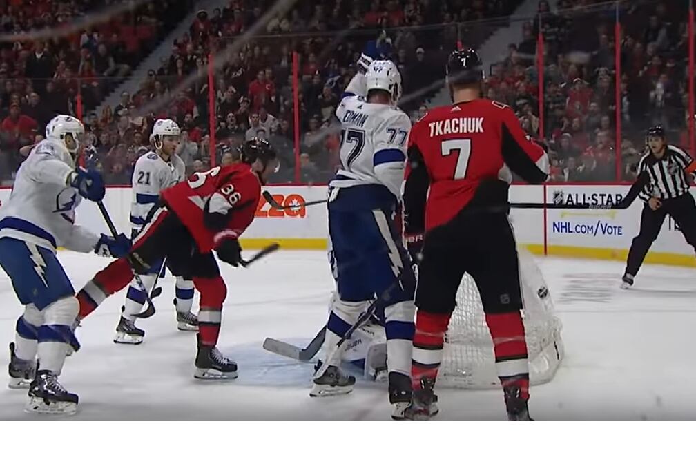 White ya metió el cabezazo y el puck está inflando la red del arco de Tampa.