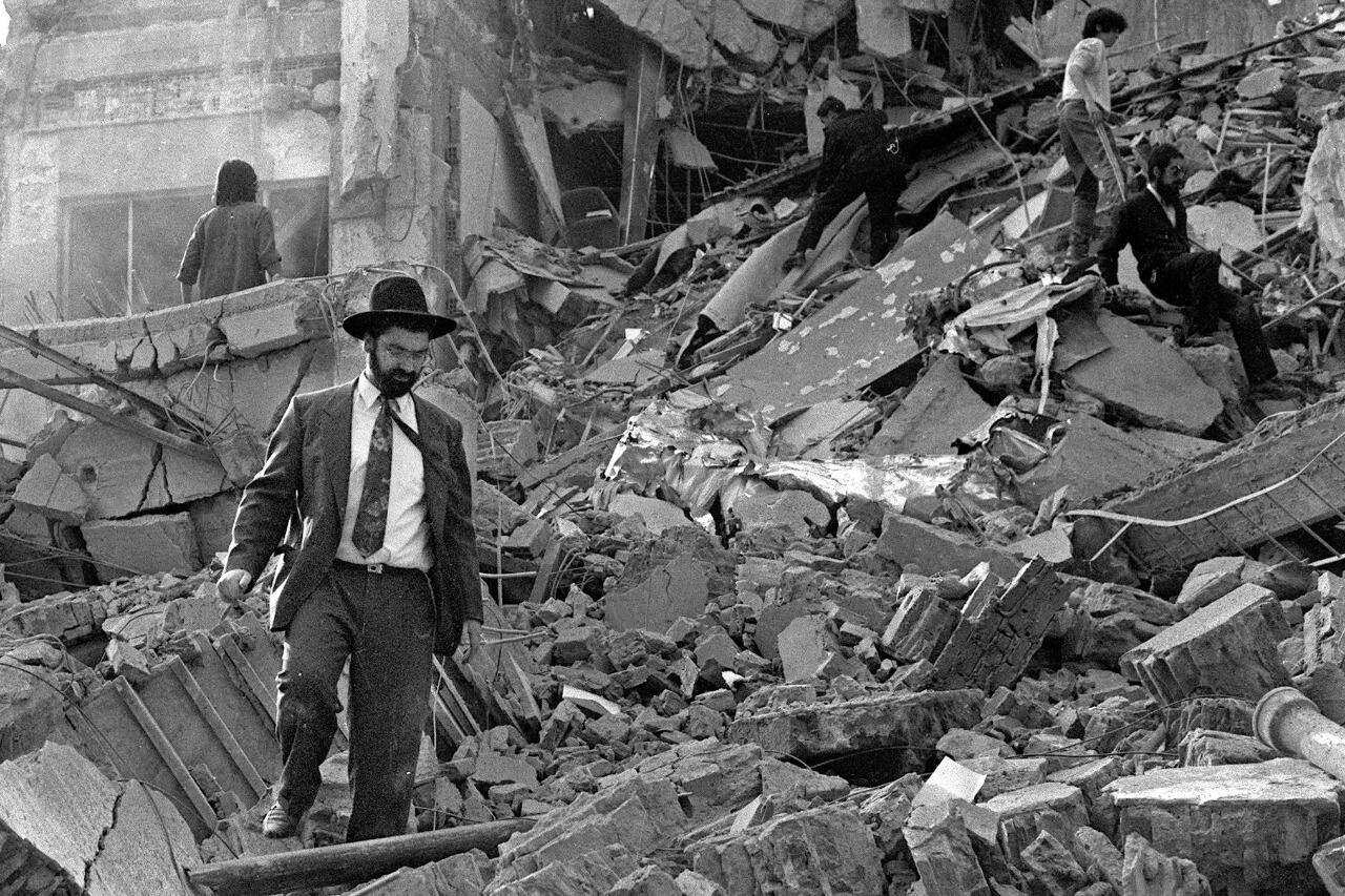 "Este aniversario de la masacre de la AMIA se produce en un momento muy especial: el Gobierno abandona sus promesas, el valor de su palabra y compromiso", dice el comunicado de APEMIA.