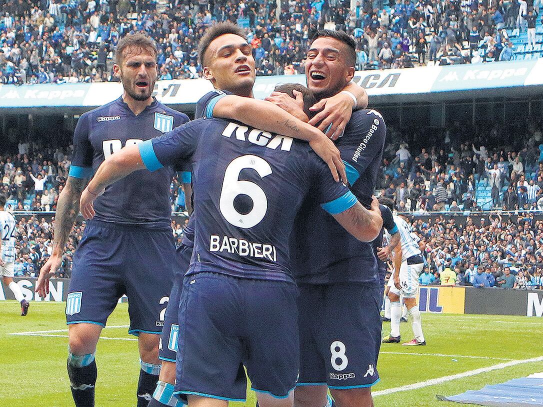 Barbieri festeja el segundo de Racing en el Cilindro.