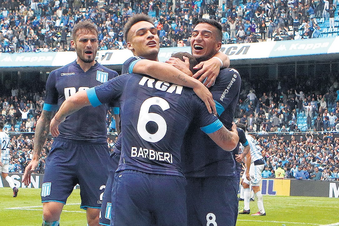 Barbieri festeja el segundo de Racing en el Cilindro.