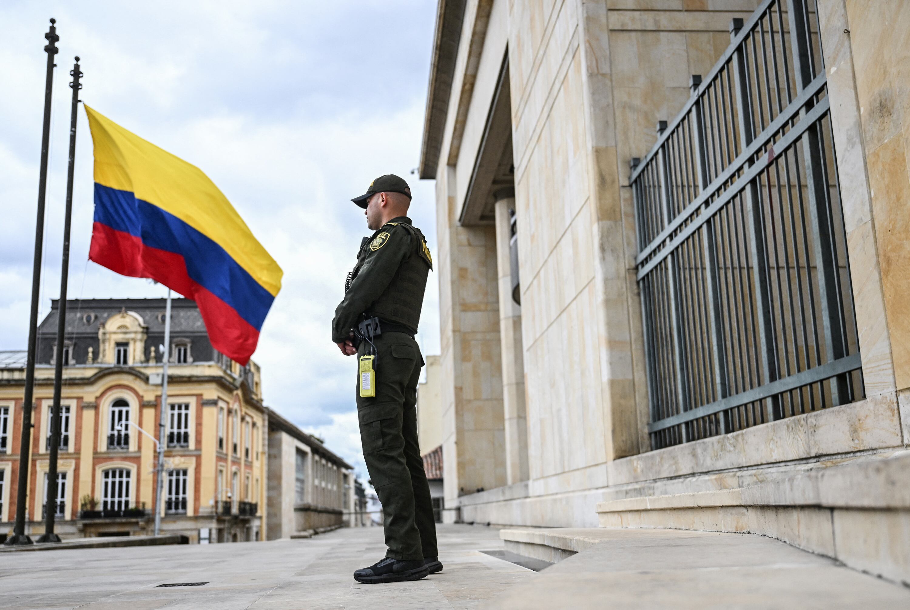 La policía colombiana patrulla el Palacio de Justicia en Bogotá