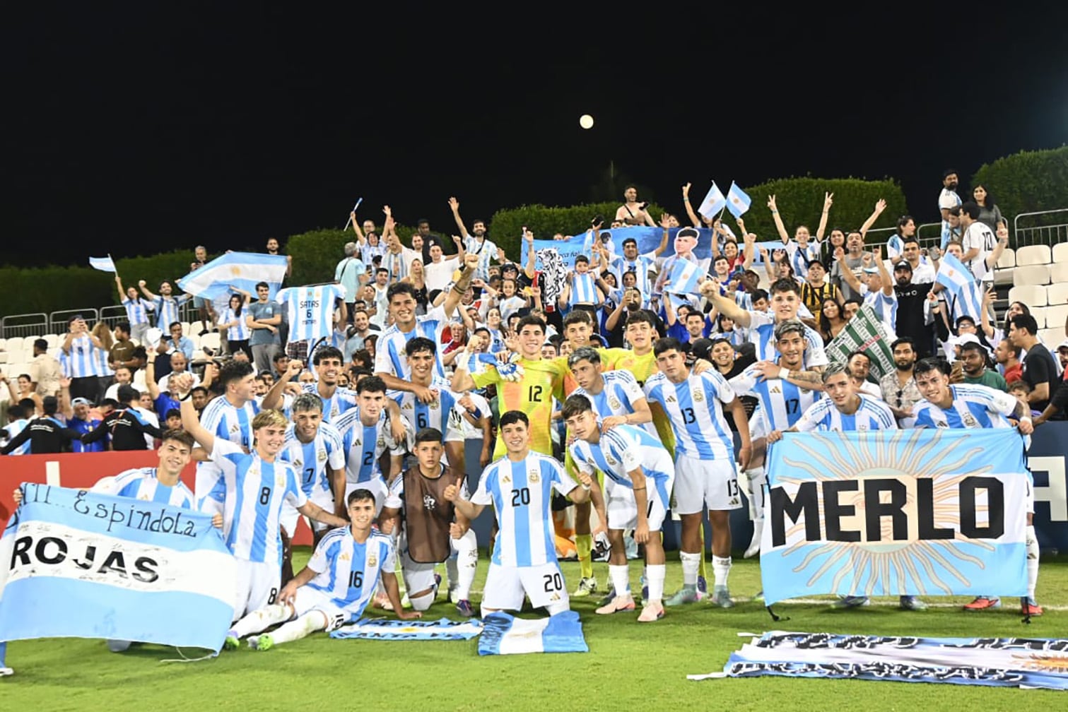 Festejo de la Sub 17 tras la victoria ante Túnez