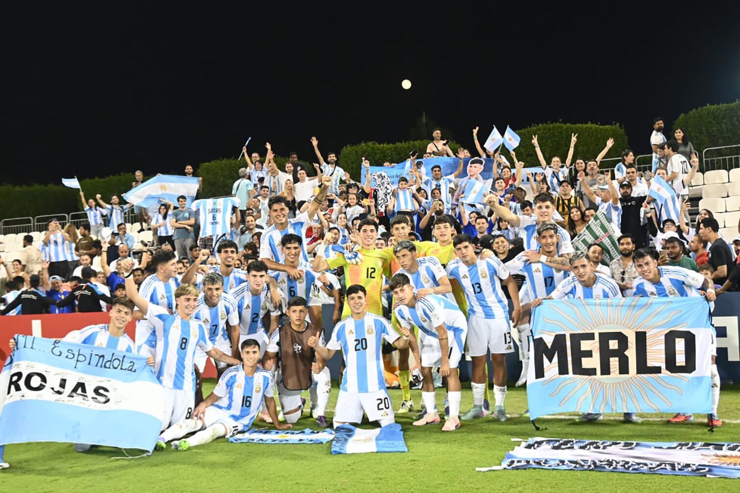 Festejo de la Sub 17 tras la victoria ante Túnez