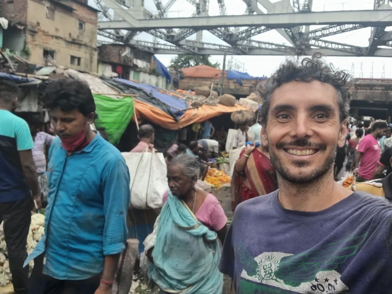 Fernando Duclos en el mercado de flores de Kolkata (ciudad más conocida en Occidente como Calcuta).