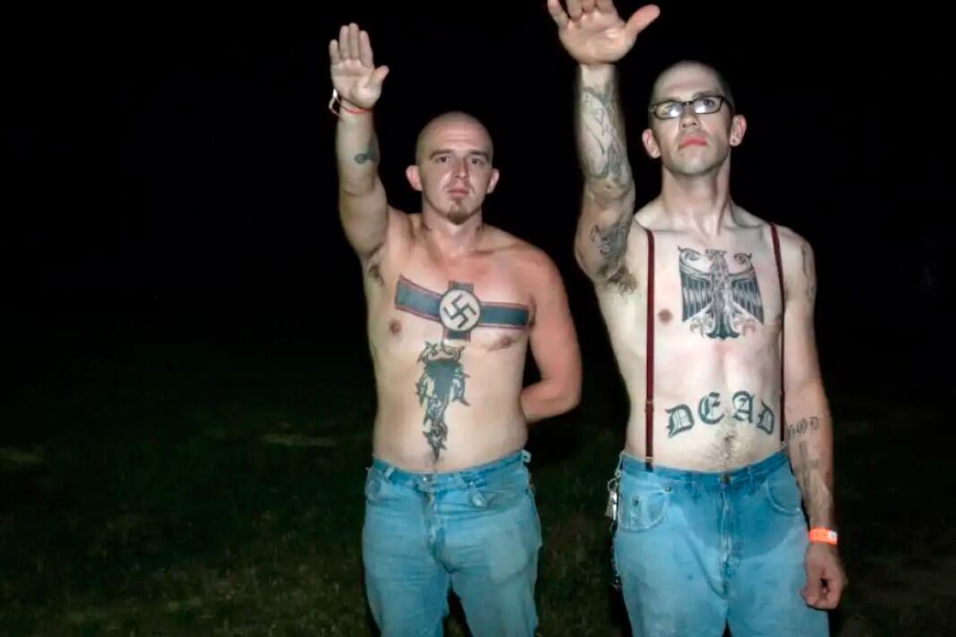 Neonazis haciendo el saludo fascista