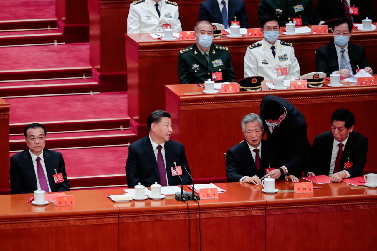 Momento en que Hu Jintao es conminado a dejar la sala, ante la mirada de Xi Jinping.