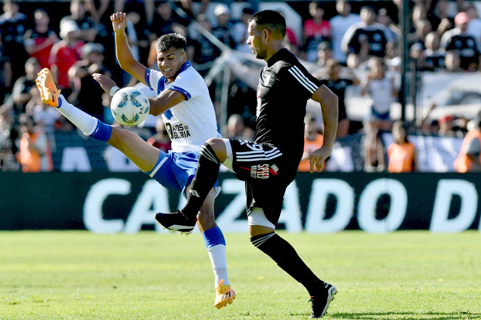 Vélez festejó recién en el descuento.