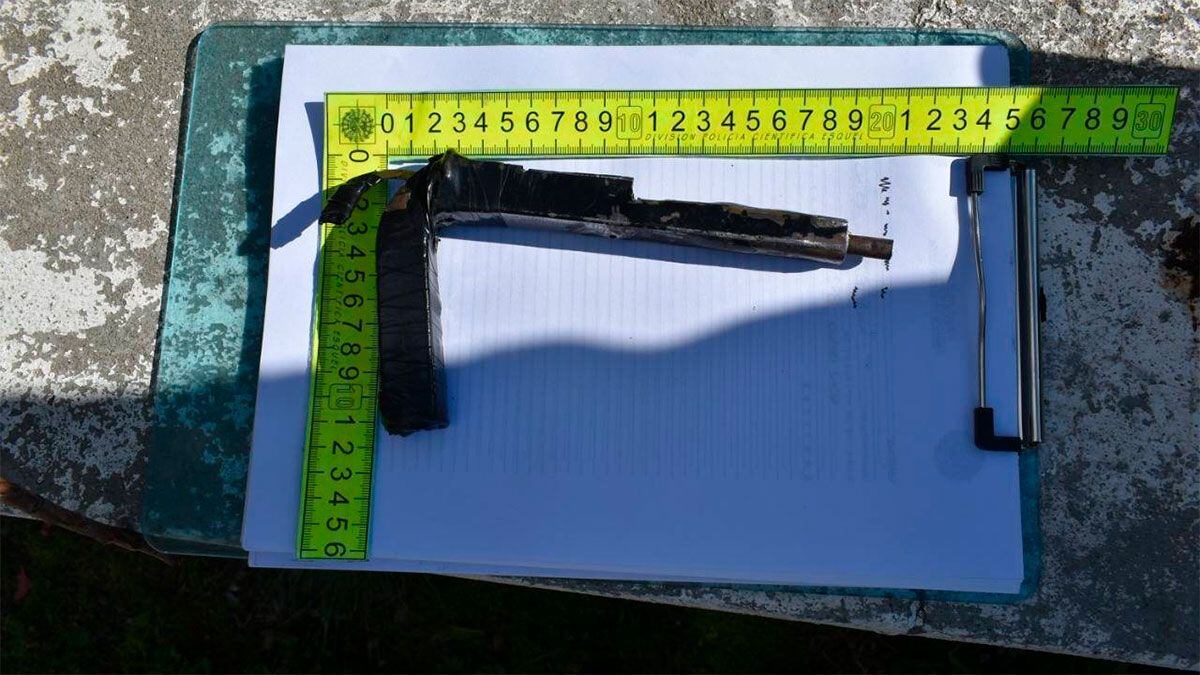Al revisar el lugar, la  Policía de Chubut se encontró con un arma de fuego tipo casera, denominada comúnmente "tumbera".