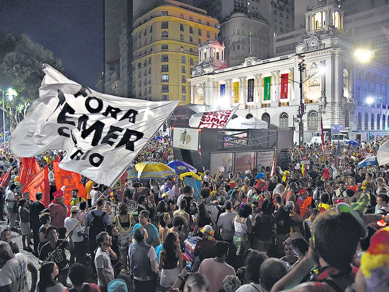 Una bandera “Fora Temer” flamea ayer en un carnaval de Cinelandia, en Río de Janeiro