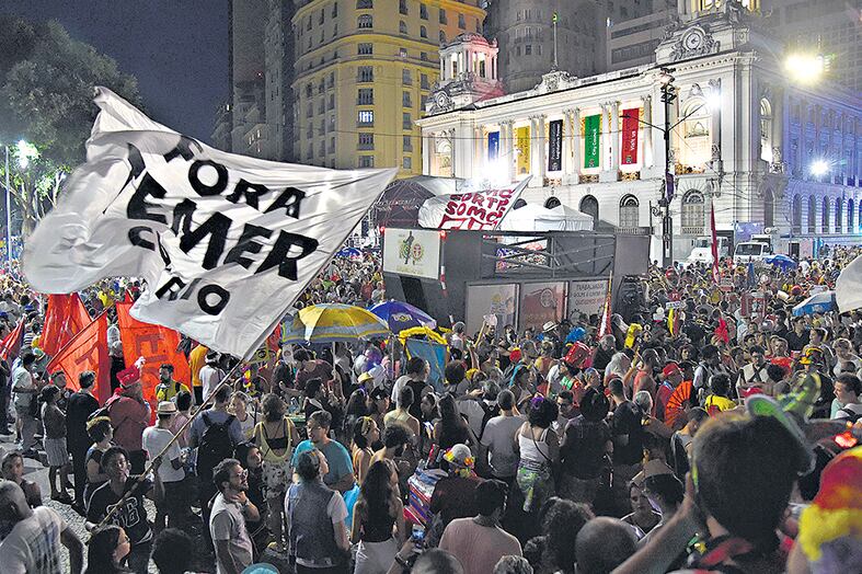 Una bandera “Fora Temer” flamea ayer en un carnaval de Cinelandia, en Río de Janeiro