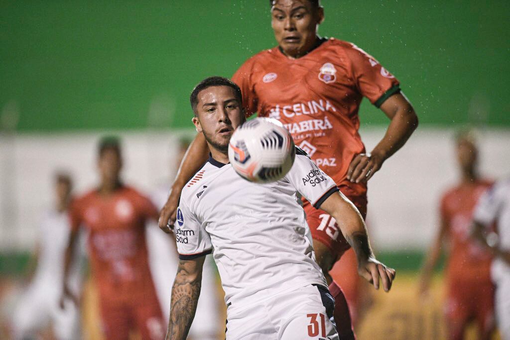 Barreto controla la pelota.