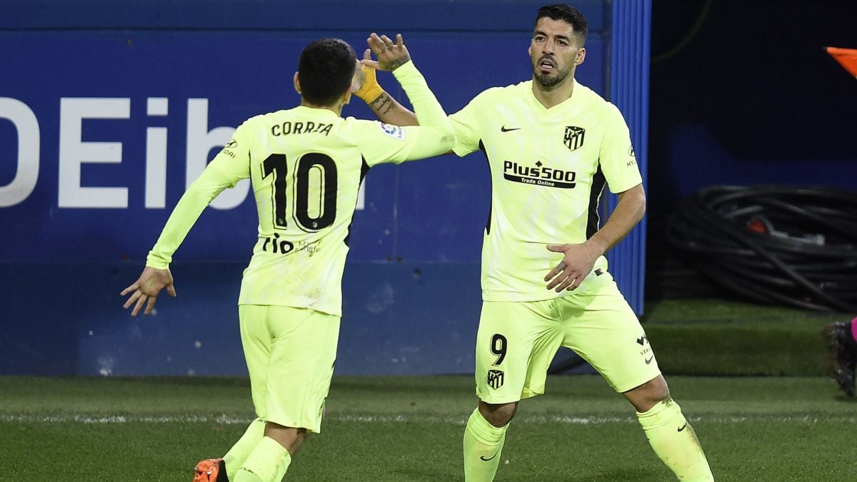 Correa festeja con Suárez el primer tanto del uruguayo para el Aleti.