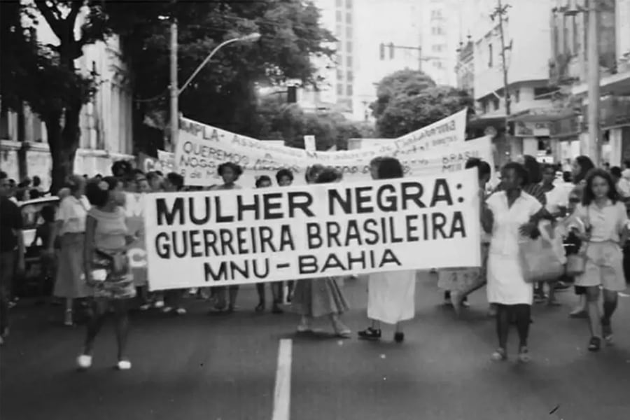 Mujeres negras del Movimiento Negro Unificado (MNU) manifestándose en Bahía, durante el régimen militar. Imagen: Memórias da Ditadura.