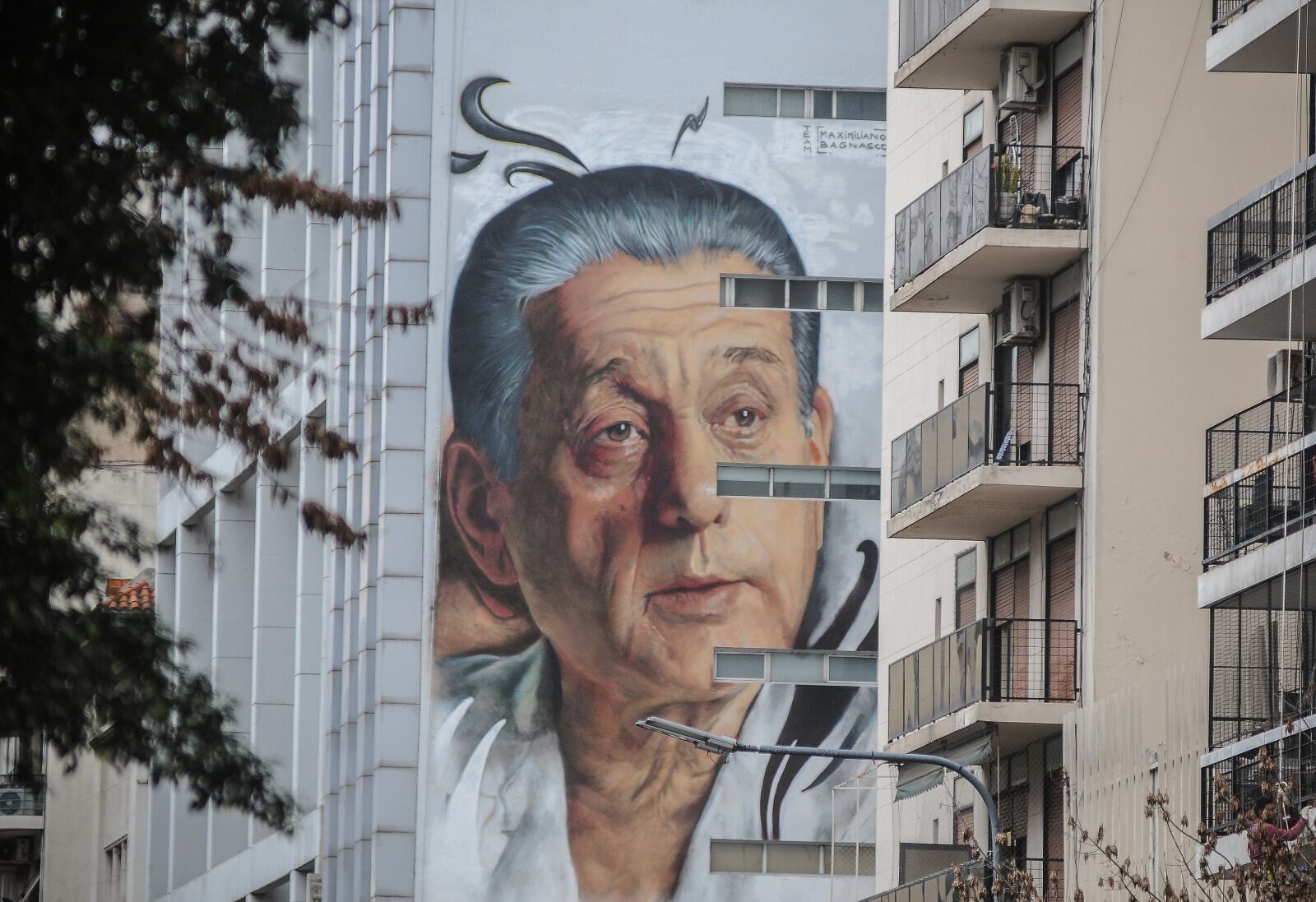 Mural realizado en el edificio de Fundación Favaloro, en avenida Belgrano y Entre Ríos.