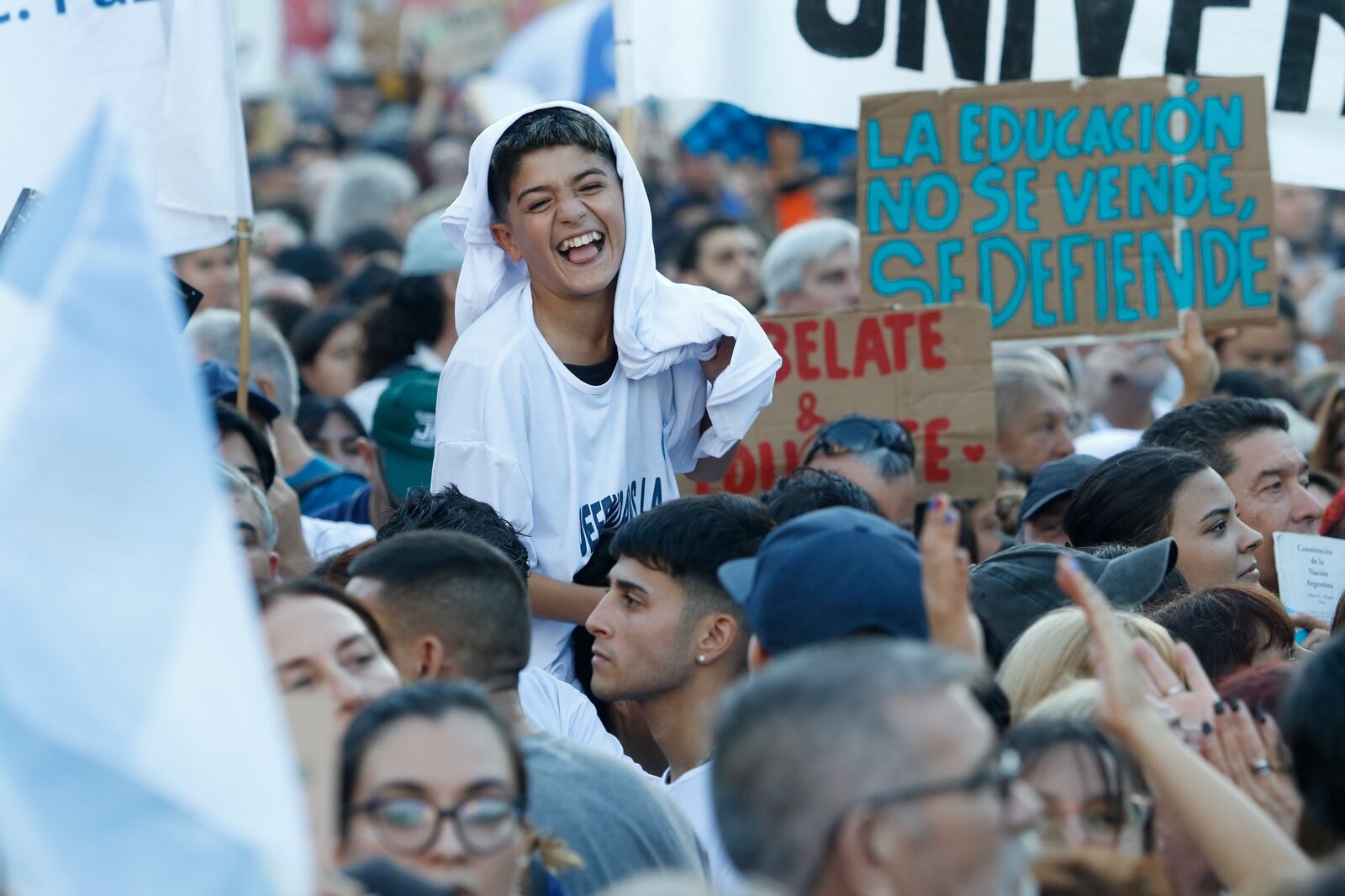 Festiva y celebratoria del encuentro, la marcha tuvo el brillo de la juventud.