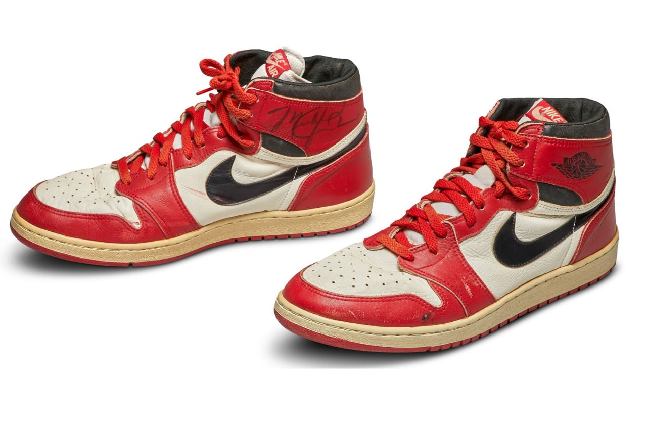 Las "Air Jordan 1" firmadas por el astro rompieron el récord en una subasta.