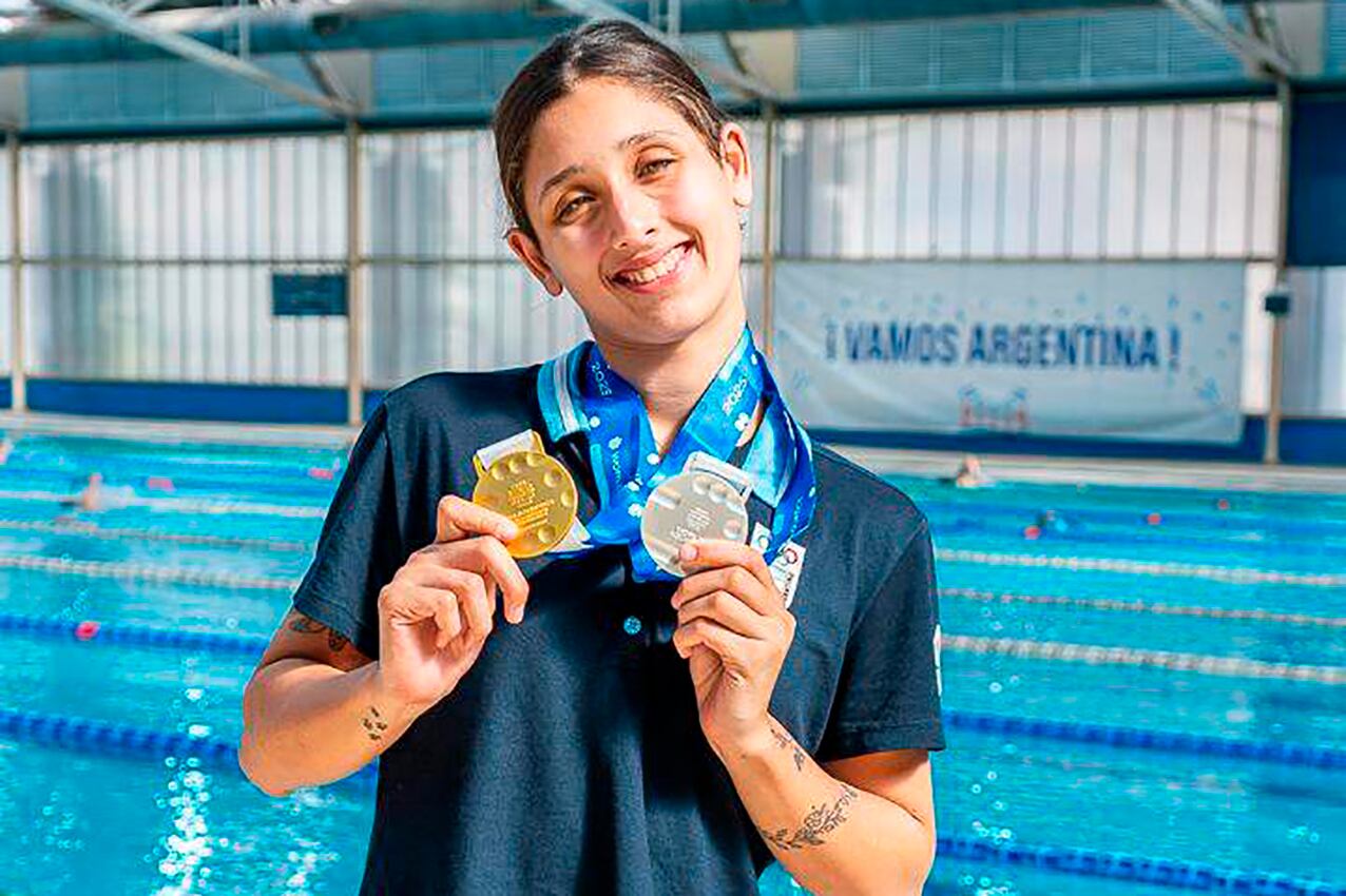 Hein muestra con orgullo sus medallas