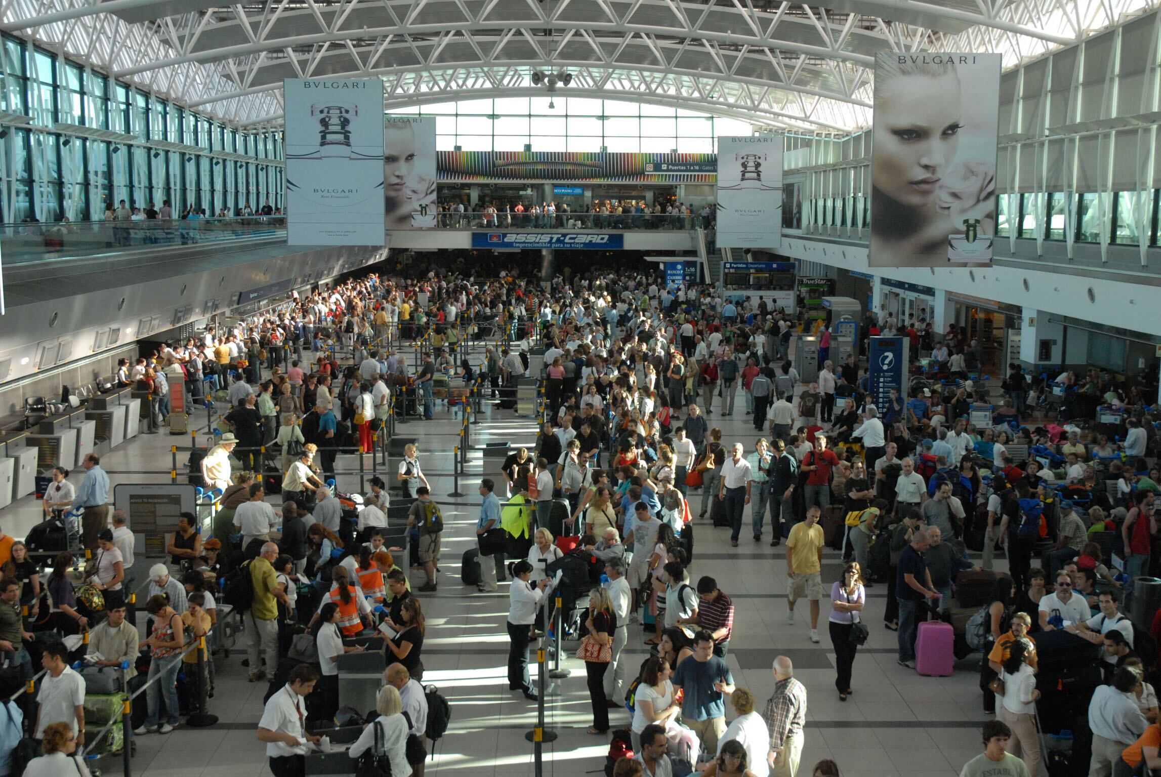 La Afip quiere un software de "reconocimiento de emociones" en el Aeropuerto de Ezeiza.