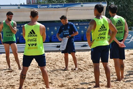 Magrini da indicaciones durante un entrenamiento. 