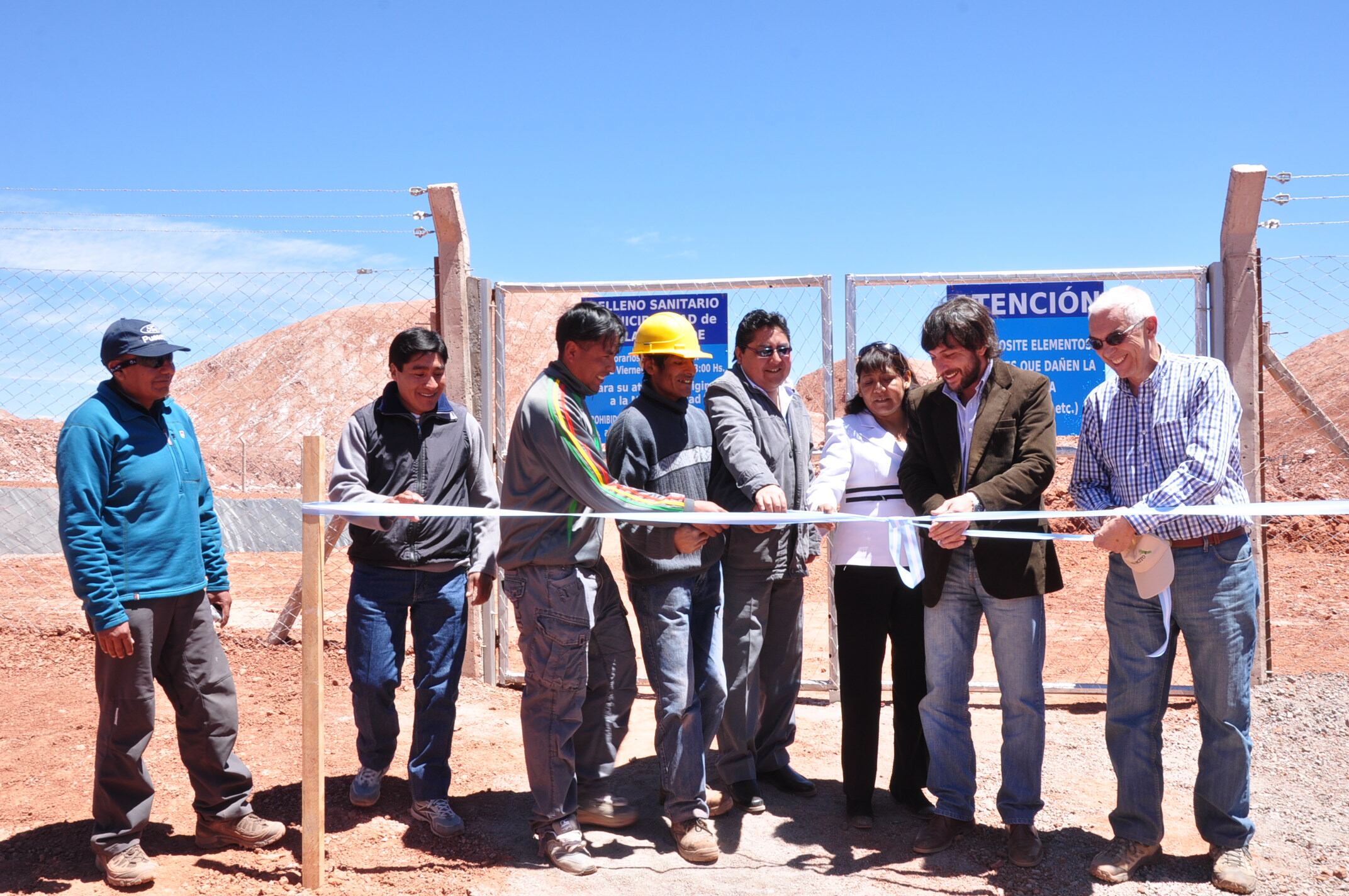 Villanueva (centro) junto a funcionarios provinciales y municipales