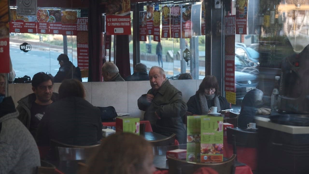 Eduardo Ascheri en el bar donde fue fotografiado violando su prisión domiciliaria.