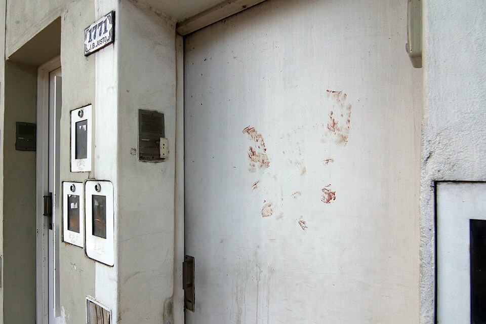 El frente de la casa del joven con manchas de sangre.